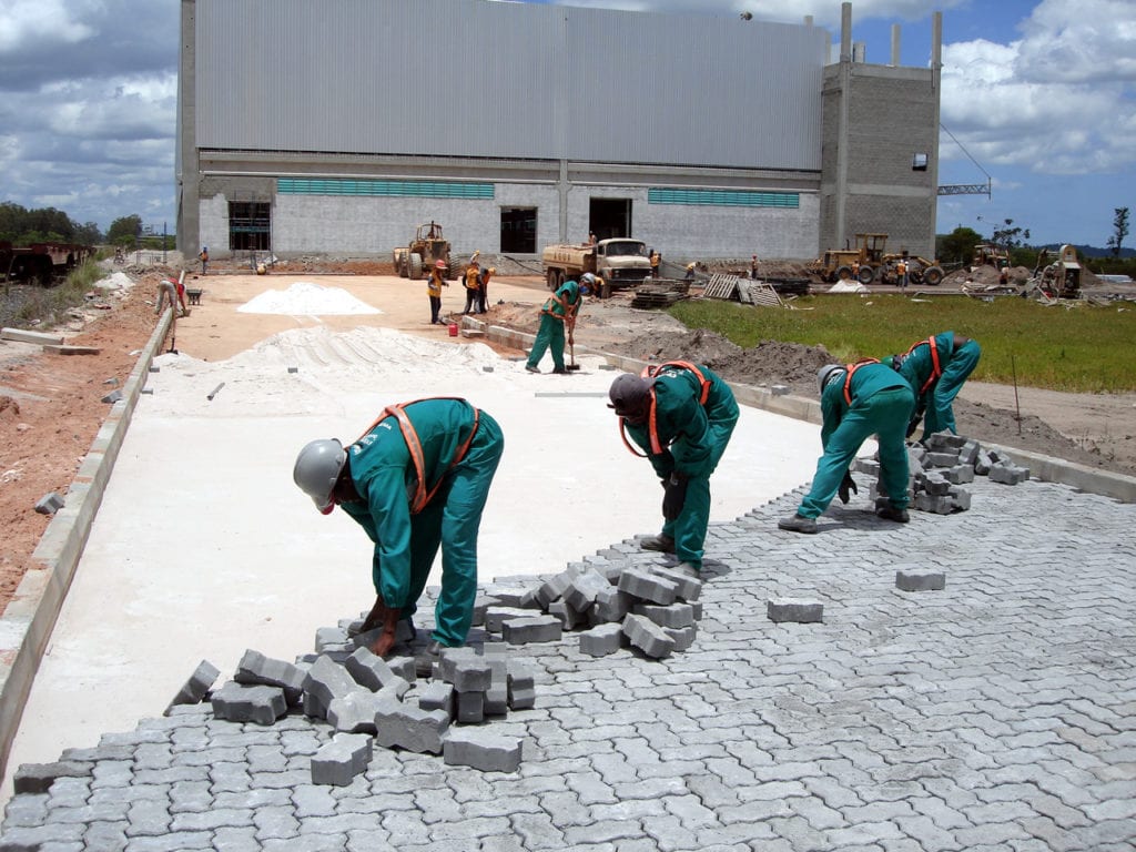 Equipe da Concretiza fazendo aplicação de piso em uma obra.